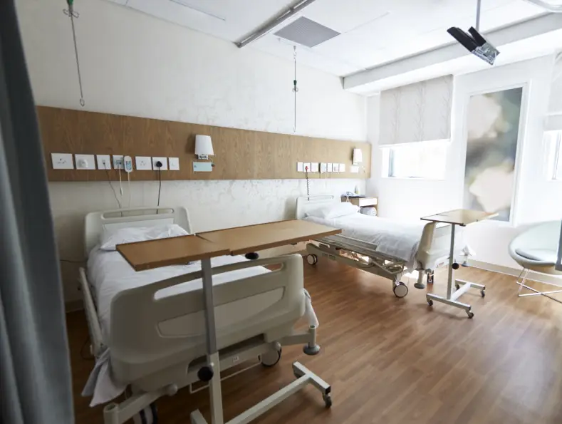 Habitación hospitalaria con camillas atendida por Pulim