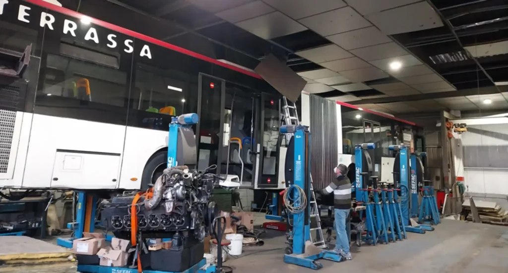Trabajadores de Pulim realizando reparaciones en la estación de bus de Terrassa