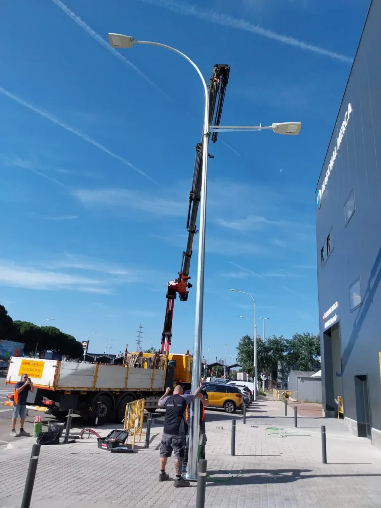 Farola eléctrica Pulim Farola eléctrica iluminando un espacio exterior