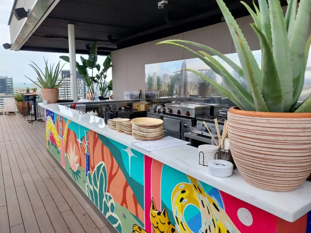 Terraza hotel Barcelona Pulim Terraza de hotel en Barcelona con vistas y mobiliario exterior