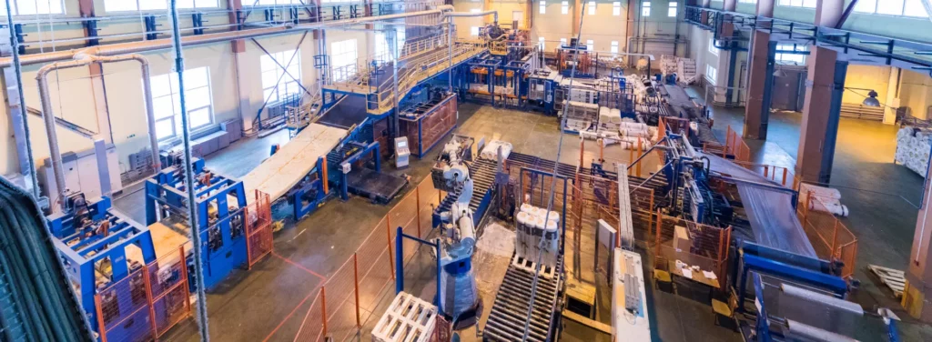 INICIO Equipo de Pulim trabajando en limpieza y mantenimiento industrial