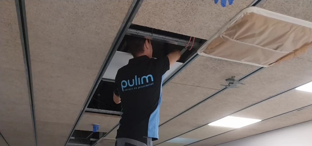 Trabajador electricista realizando tareas técnicas