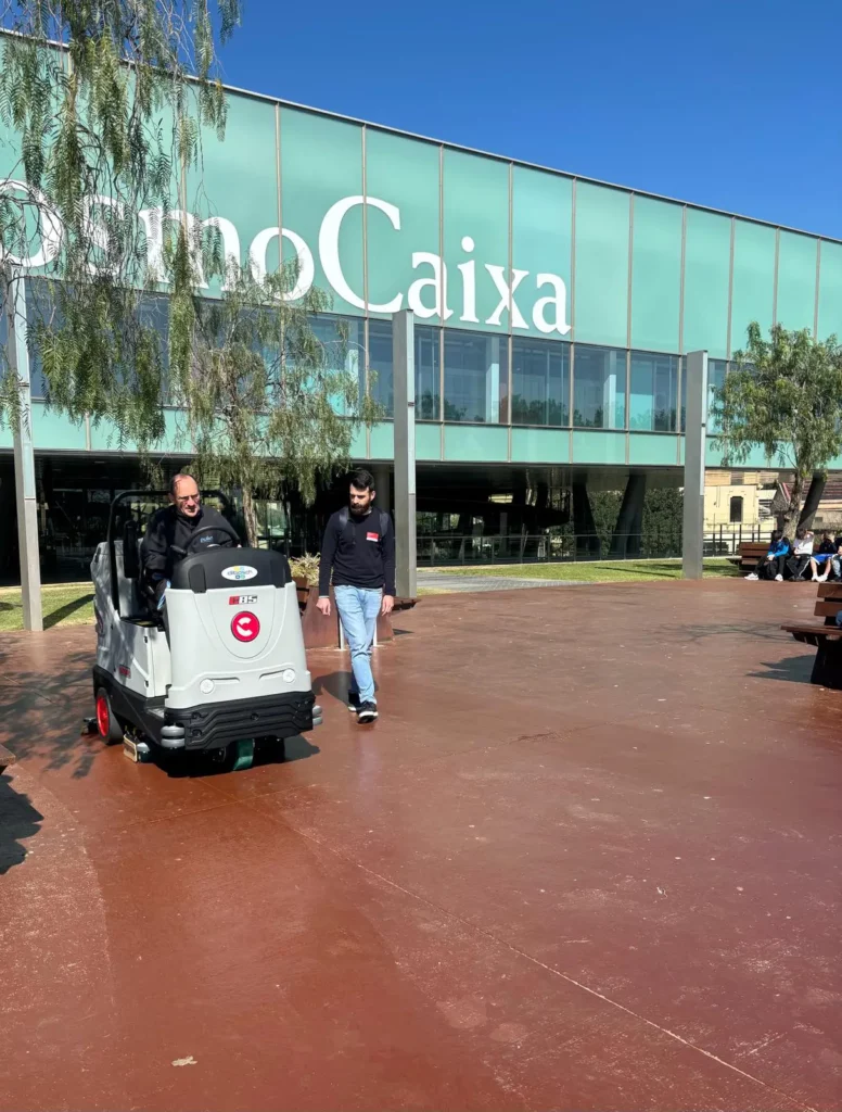 Limpieza de edificios Pulim Personal de Pulim realizando limpieza en un edificio