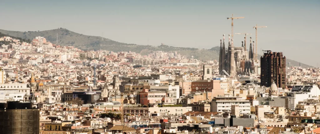 INICIO Pulim Facility Management en Vista panorámica de Barcelona con edificios y monumentos