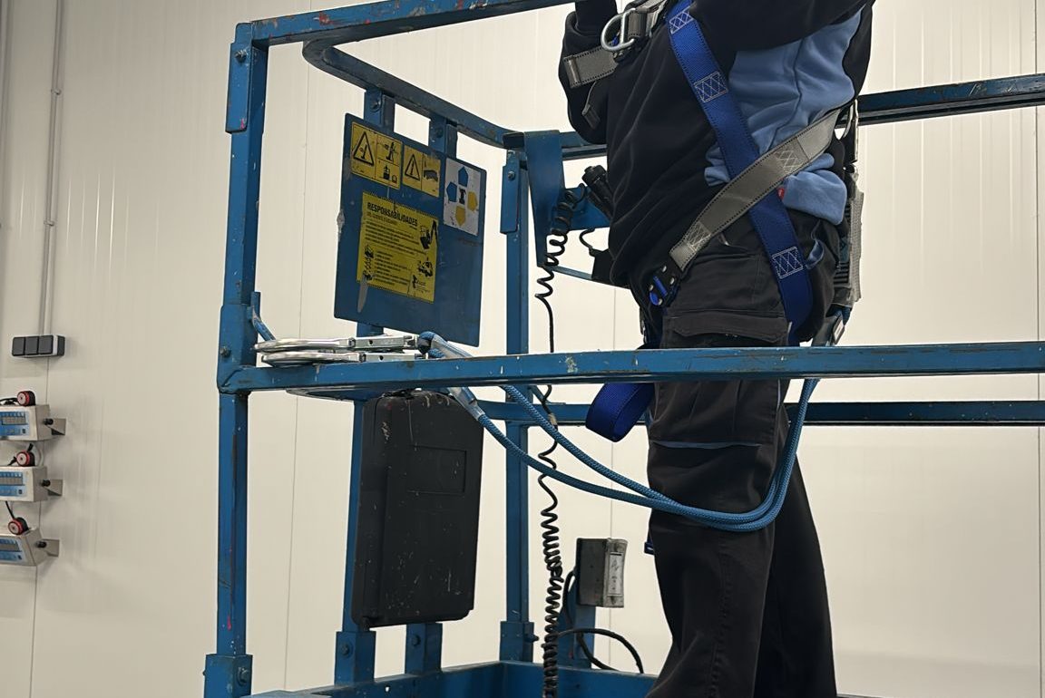 CASOS DE EXITO Trabajadores de Pulim haciendo limpieza obrador sector alimentación.